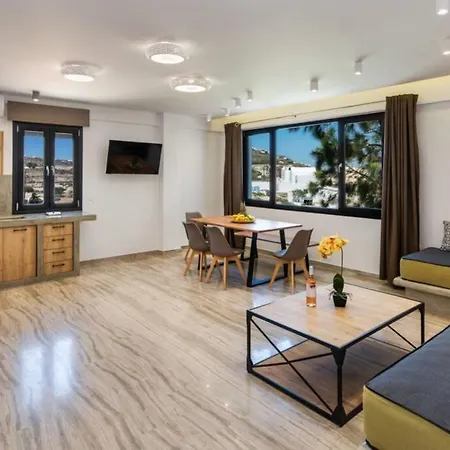 Christianna & George Luxury Hot Tub Φηρά