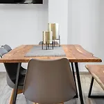 Christianna & George Luxury Hot Tub Apartment