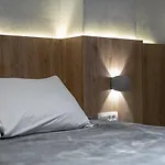 Christianna & George Luxury Hot Tub Apartment