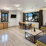 Christianna & George Luxury Hot Tub Apartment Fira (Santorini)