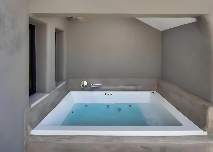 Christianna & George Luxury Hot Tub Fira (Santorini)