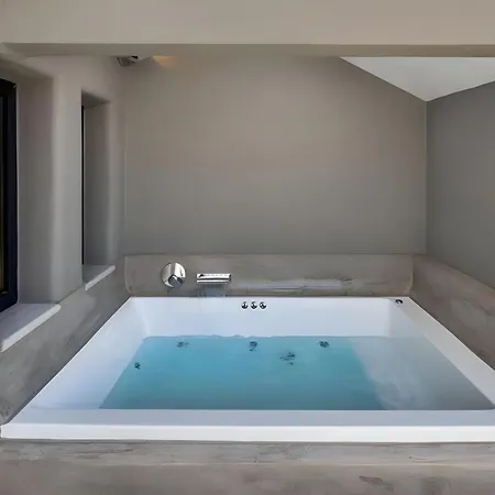 Christianna & George Luxury Hot Tub Fira (Santorini)